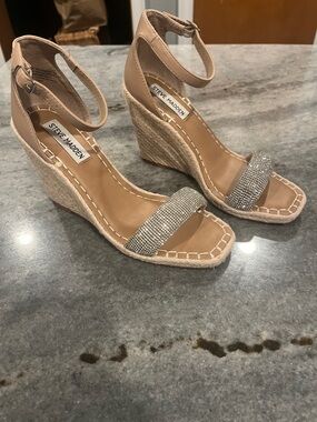 Steve Madden Beige Wedge Sandals with Crystal Toe Strap - size 7